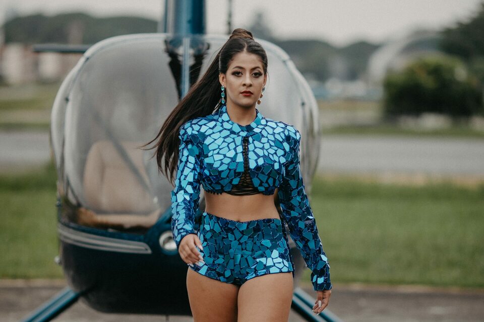 Uma Debutante GLAMUROSA 