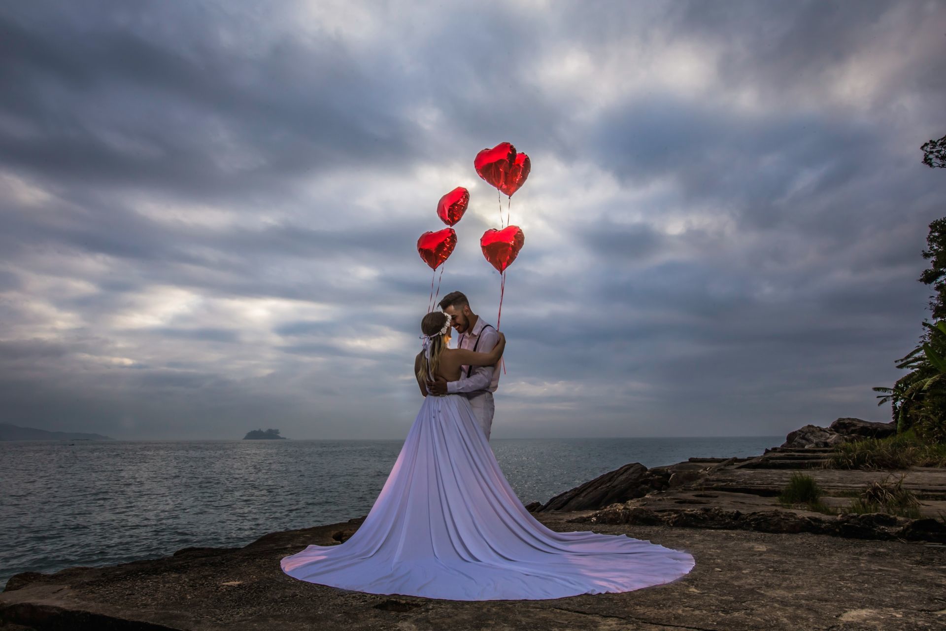 Foto Quando a Noiva e O Noivo faz tudo ficar ainda mais Inesquecível Praia de Guarujá  - Imagem 9